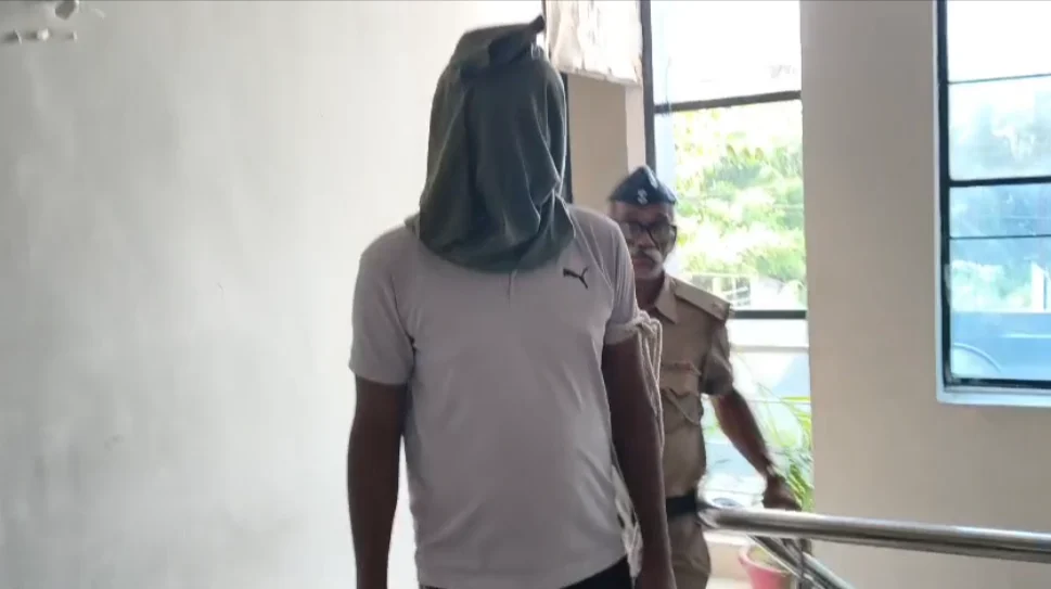 न्यूड फोटो वायरल करने की धमकी देकर महिला का यौन शोषण!