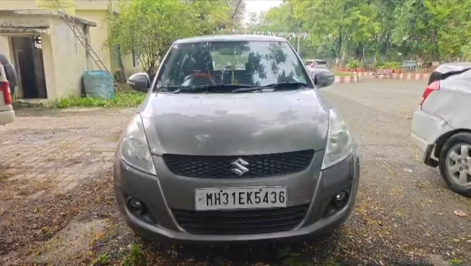 गलत दिशा में कार दौड़ाना पड़ा भारी, रोकने पर पुलिसकर्मी से गाली-गलौज!