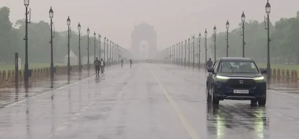 Delhi wakes up to heavy rain, thunderstorms