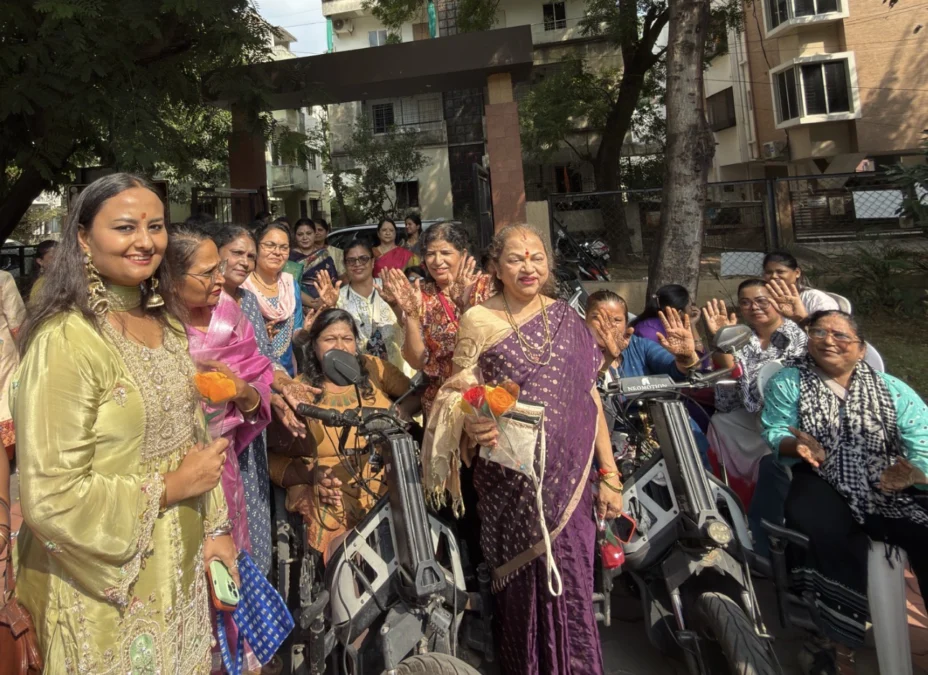 दिव्यांग महिलांच्या हातांवर कांचनताई गडकरींनी रेखाटली मेहंदी; ‘जागर शारदेचा, उत्सव मेहंदीचा’ उपक्रमाची सांगता