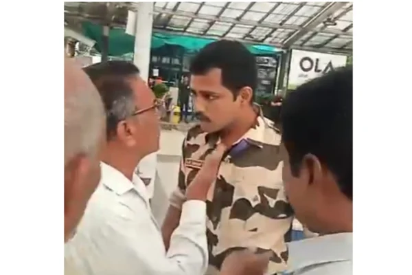 नागपूर विमानतळावर प्रवासी बसवण्यावरून रिक्षाचालक अन् सुरक्षा जवानांत हाणामारी; व्हिडिओ व्हायरल