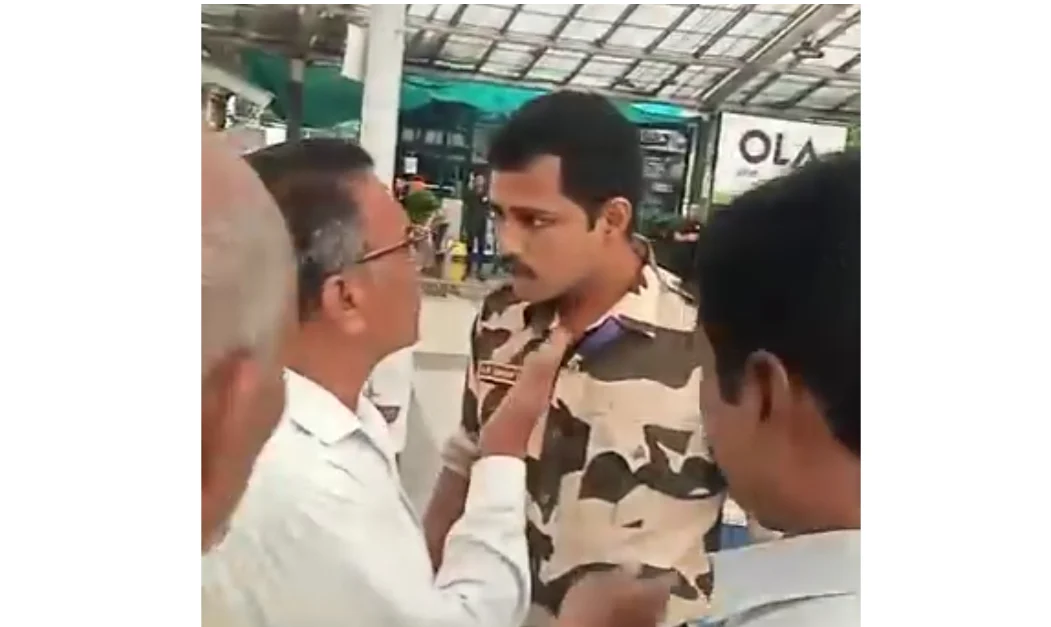 नागपूर विमानतळावर प्रवासी बसवण्यावरून रिक्षाचालक अन् सुरक्षा जवानांत हाणामारी; व्हिडिओ व्हायरल