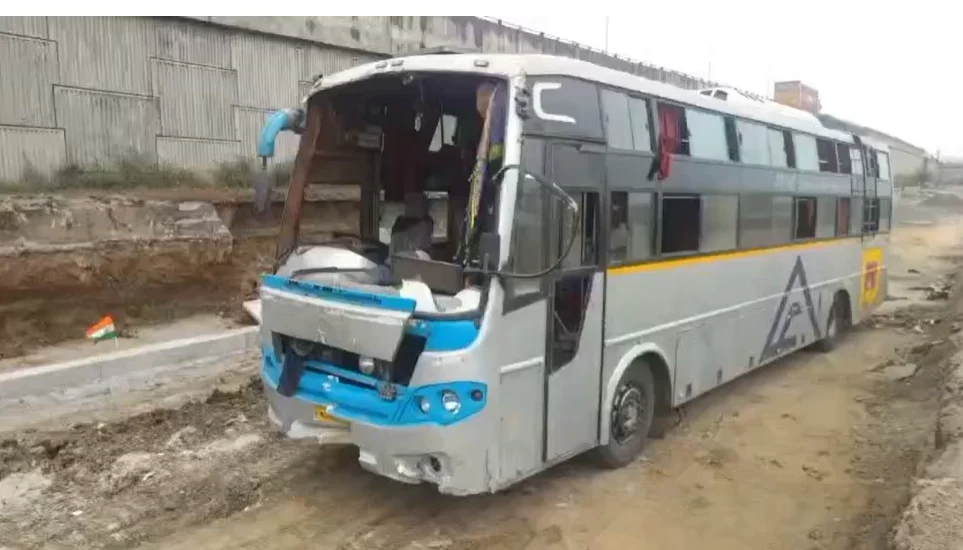 नागपुर-जबलपुर हाईवे पर बस पलटी, चालक की मौत