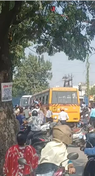 स्कूल बस में अचानक लगी आग, मचा हड़कंप