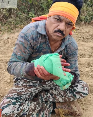 लाकूड चोरट्याचा वनमजुरावर कुऱ्हाडीने हल्ला! दोन्ही हातांवर वार