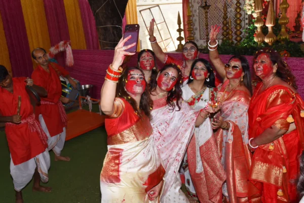 Sindoor Khela at Rani Kothi Celebrates Bengali Traditions and Togetherness in Nagpur