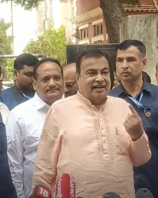 पदवीधर चुनाव: पत्नी के साथ अभिजीत वंजारी ने डाला वोट