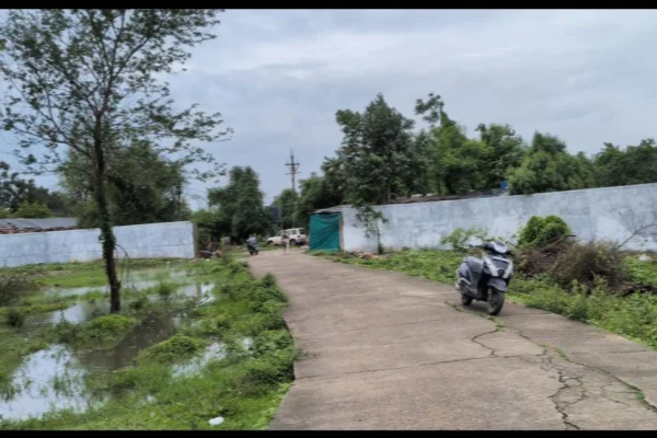 शांतीनगरवासीयांची ७ कोटींची जमीन बळकावल्याचा लॉयड्स मेटल्सवर आरोप; सार्वजनिक रस्ताही भिंत बांधून अडविला