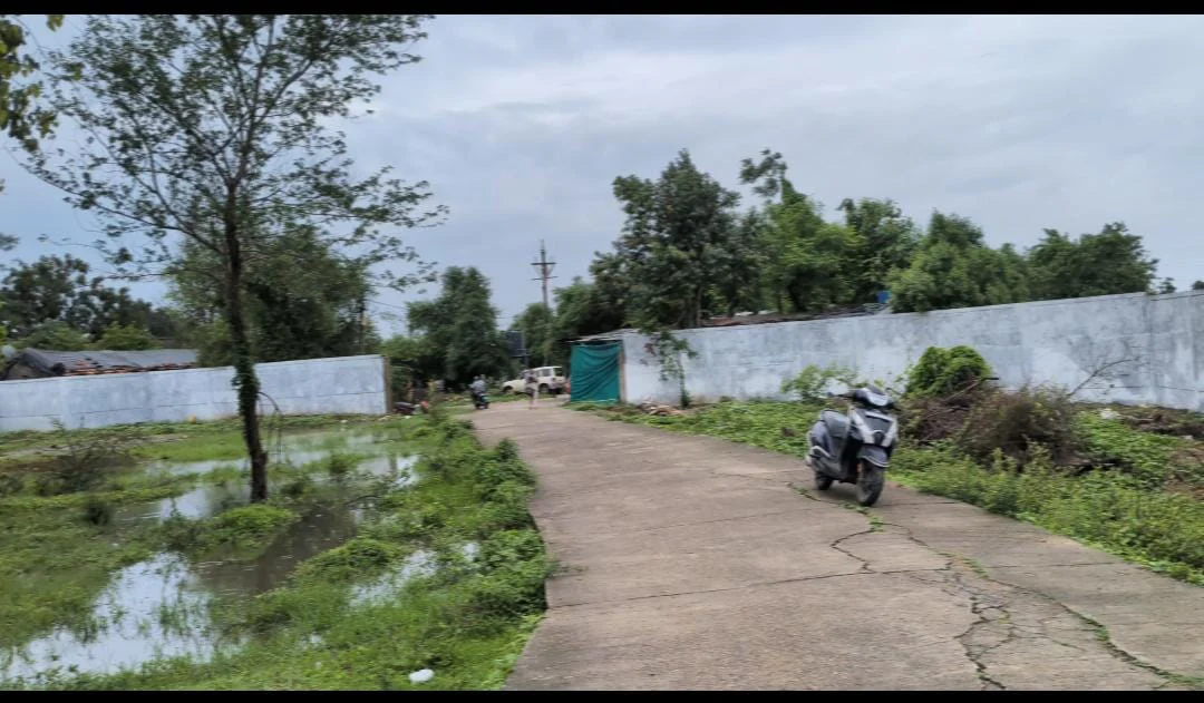 शांतीनगरवासीयांची ७ कोटींची जमीन बळकावल्याचा लॉयड्स मेटल्सवर आरोप; सार्वजनिक रस्ताही भिंत बांधून अडविला