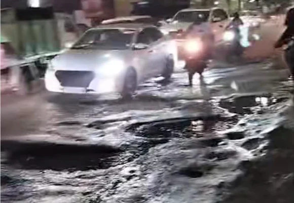 नागपूरच्या रस्त्यांवर खड्ड्यांचे साम्राज्य; अवस्थी नगर चौकातील दुरवस्थेकडे प्रशासनाचे दुर्लक्ष?