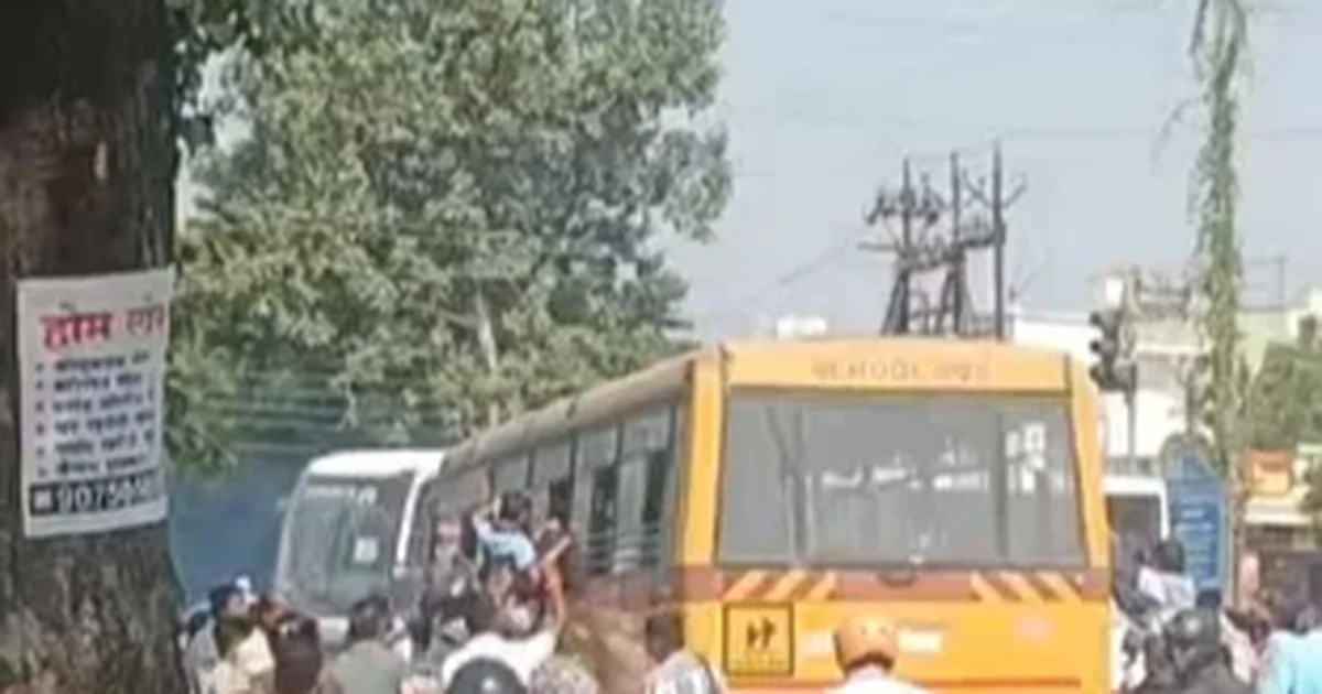 स्कूल बस में अचानक लगी आग, मचा हड़कंप